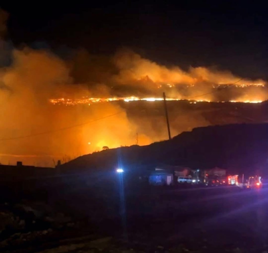 Tijuana Continúa el incendio en el cerro a un costado de la empresa Ecowaste, la magnitud se logra apreciar desde el bulevar Rosas&nbsp;Magallón