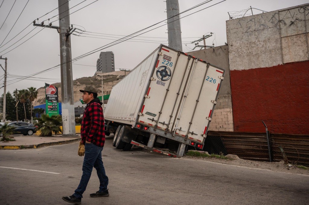 Tráiler queda atascado en el bulevar Rosas&nbsp;Magallón