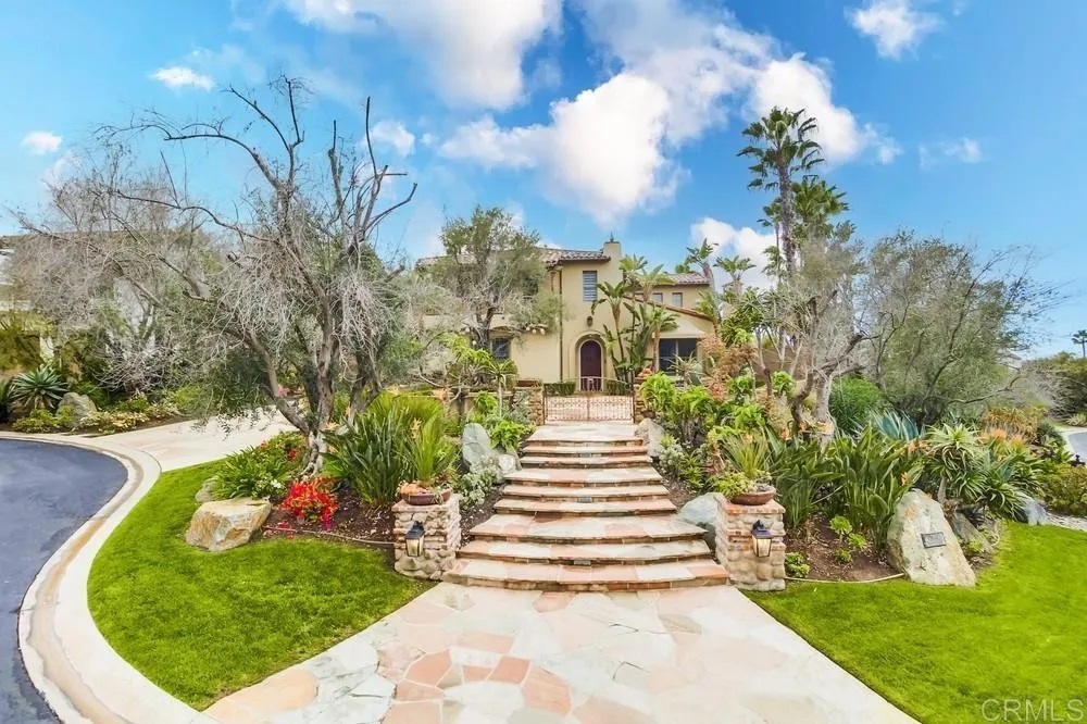 Fachada de la mansión en Rancho Santa Fe vinculada a Marina del Pilar