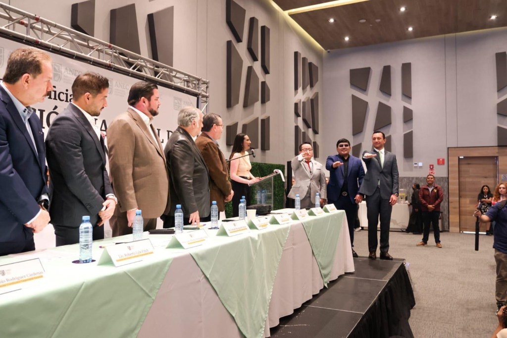 BURGUEÑO ATESTIGUA NACIMIENTO DE LA ASOCIACIÓN NACIONAL DE EGRESADOS DE&nbsp;CONALEP