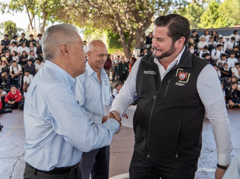 ALCALDE ISMAEL BURGUEÑO INSPIRA A ESTUDIANTES DEL CBTIS 116 COMO EGRESADO&nbsp;EXITOSO