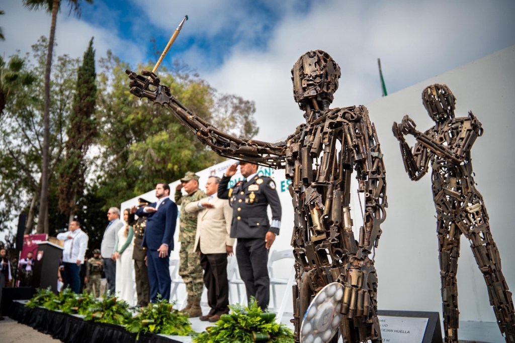 INAUGURAN EN TIJUANA EXPOSICIÓN DE ESCULTURAS HECHAS CON ARMAS DE&nbsp;FUEGO