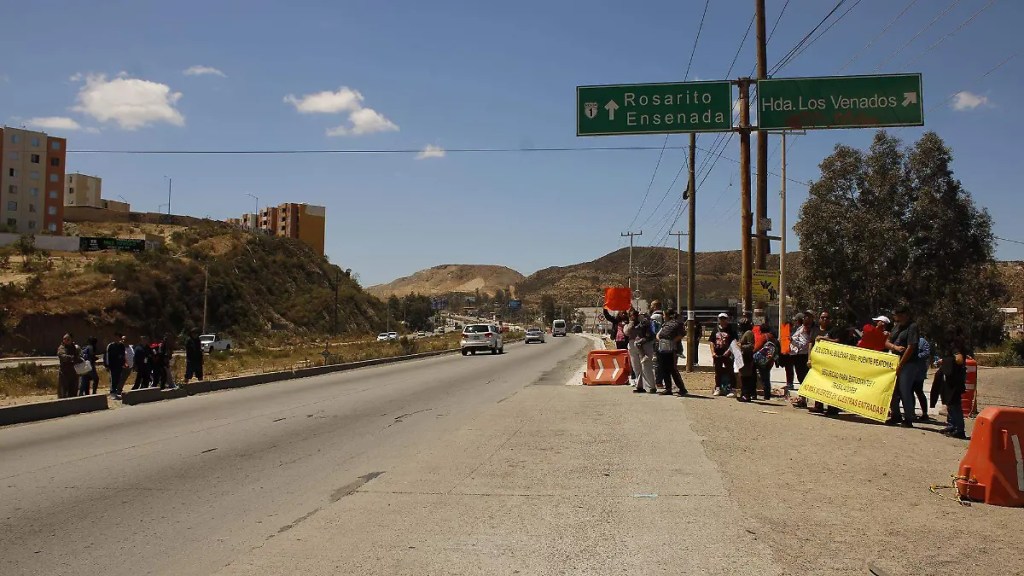 ecinos de Hacienda los Venados protestan en Bulevar 2000 exigiendo puente peatonal