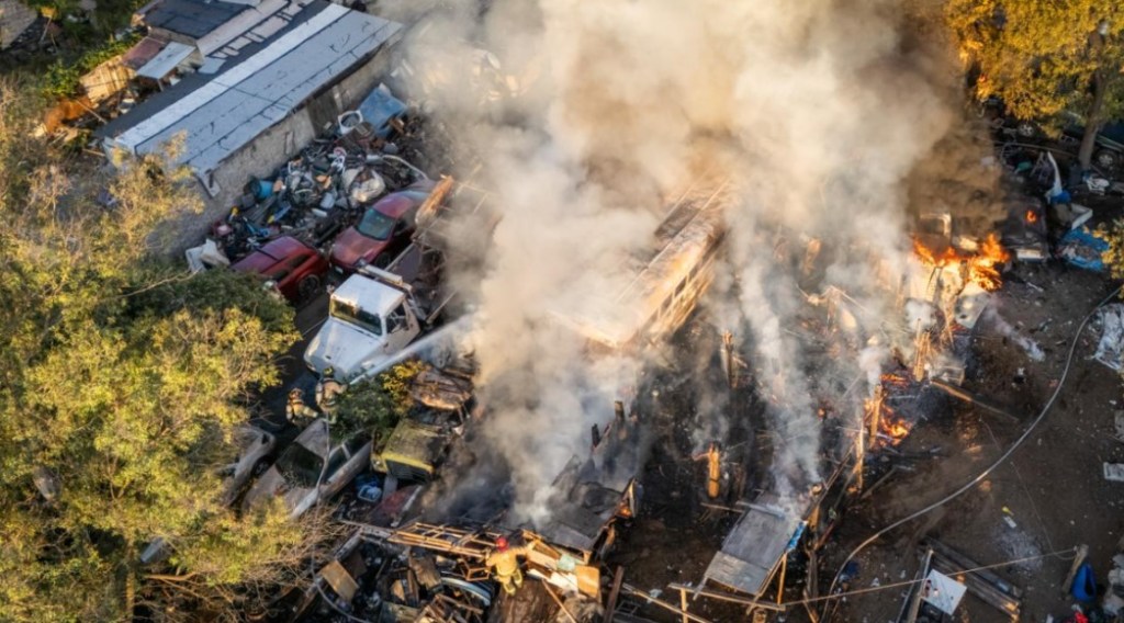 Madrugada de caos: Incendio arrasa con viviendas, corrales y un yonke en la colonia Xochimilco&nbsp;Solidaridad