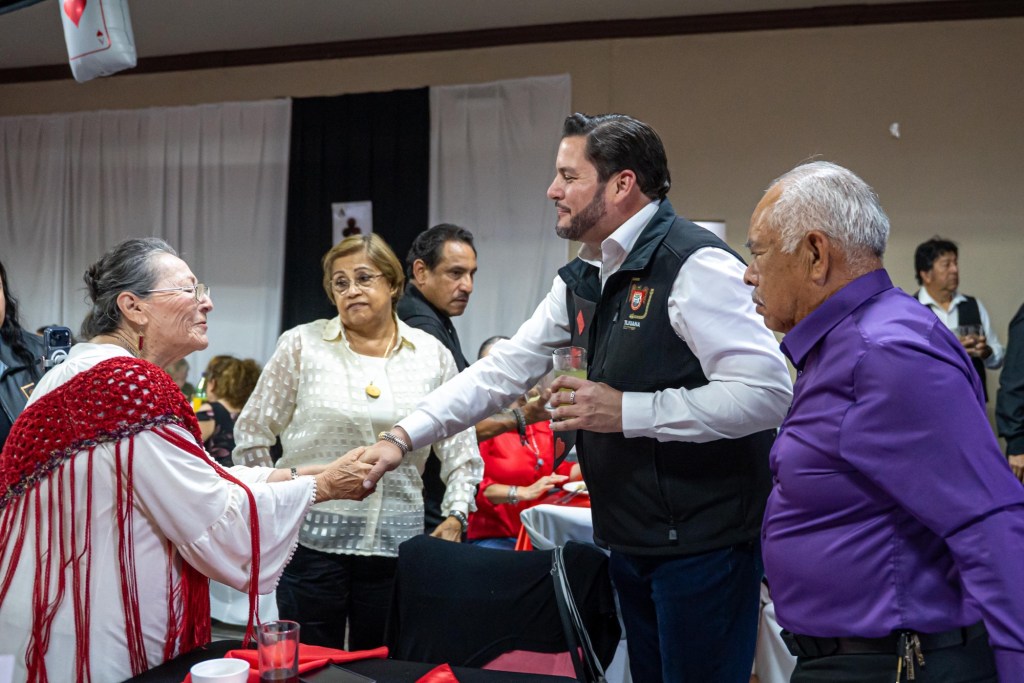 EMOTIVO HOMENAJE AL MAGISTERIO; RECONOCE ALCALDE A DOCENTES RETIRADOS DEL SNTE