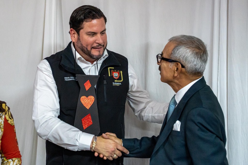#TIJUANA | EMOTIVO HOMENAJE AL MAGISTERIO; RECONOCE ALCALDE A DOCENTES RETIRADOS DEL SNTE