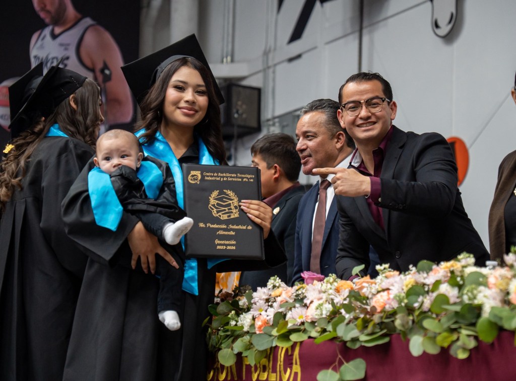 DE LAS AULAS A LA PRESIDENCIA: INSPIRAN A JÓVENES DE PLAYAS TRAS MASIVA GRADUACIÓN EN LA ARENA&nbsp;ZONKEYS